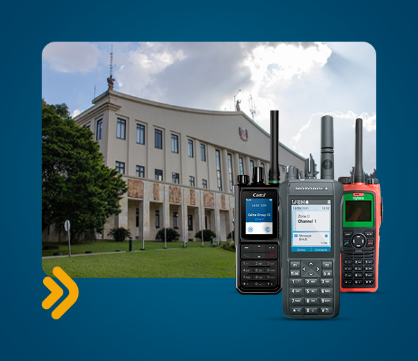 Imagem da Casa Civil com fundo azul escuro, símbolo da Ricall em amarelo e rádios de radiocomunicação